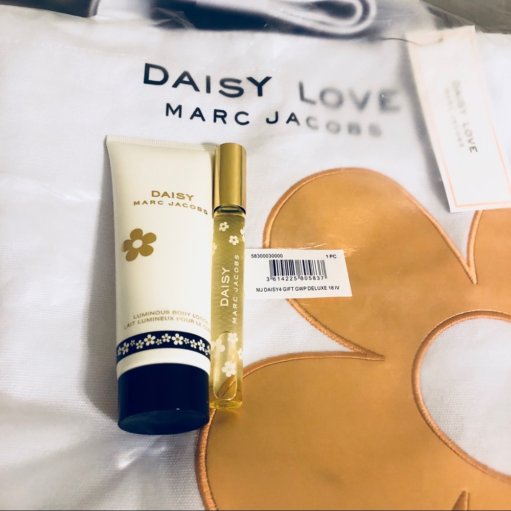 Marc Jacobs Daisy Bundle: Body Lotion/Perfume/Bag